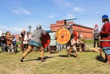 Şövalye turnuva kılıç üzerinde.