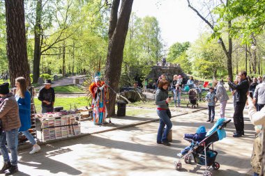 İnsanlar Alexander parkta.