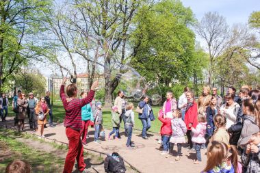 İnsanlar bir gösterisi sabun baloncuklar parkta.