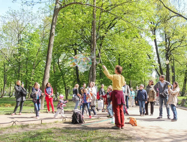 Bir grup insan bir sabun köpüğü gösteri.