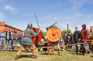 Kalkanlar üzerinde kılıç ile mücadele.
