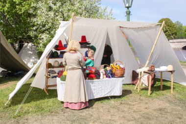 İnsanlara mal ile çadır.