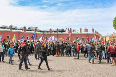 Bayrakları ile kişilik bir kalabalık.