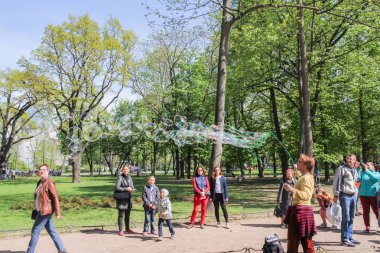 Parkta sabun köpükleri.