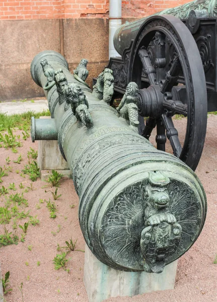 Brons gun fat The Riga lion kastades 1687. — Stockfoto
