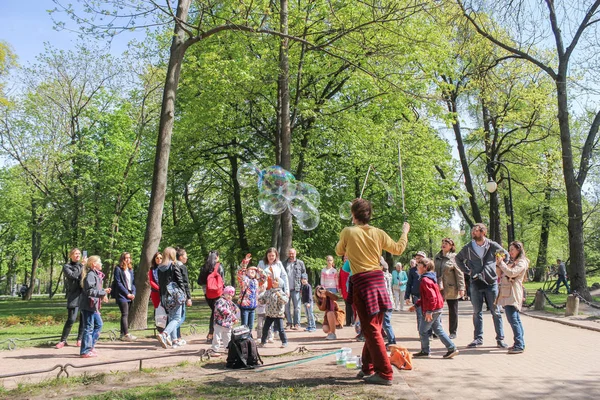 Люди в парке на показе мыльных пузырей . — стоковое фото
