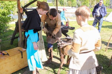 Emdirilmiş bir smithy insanlarda.