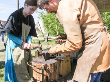 İnsanlar Demircilik içinde nişanlandık.
