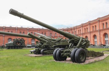 Güçlü uzun menzilli silah.