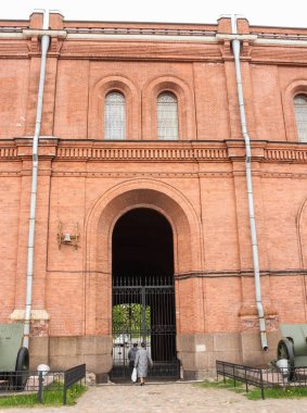 Müzenin kapıdaki kişi.