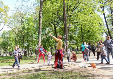 sabun balonları göster.