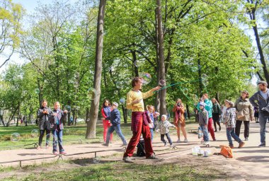 Sabun köpüğü ile eğlence.