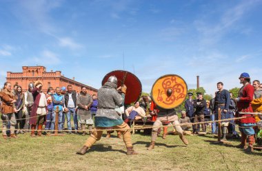 Savunma kalkanları için.
