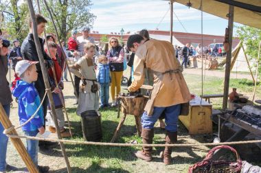 Smithy, bir kalabalık.