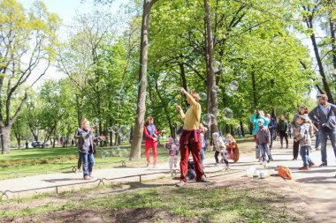 İnsanlar ve sabun köpüğü.