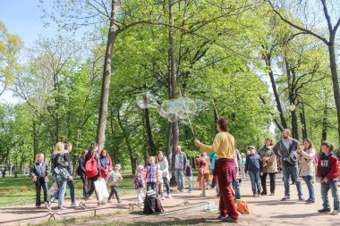 Eğlence yaz parkta.