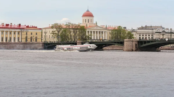 The river express descending to Peterhof. — Stock Photo, Image