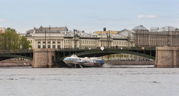 A ship coming out from under the bridge. — Stock Photo, Image