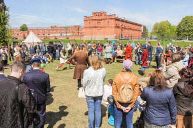 Viking turnuvada seyirciler vardır.