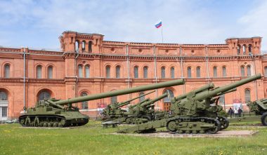 Uzun menzilli topçu sistemleri.