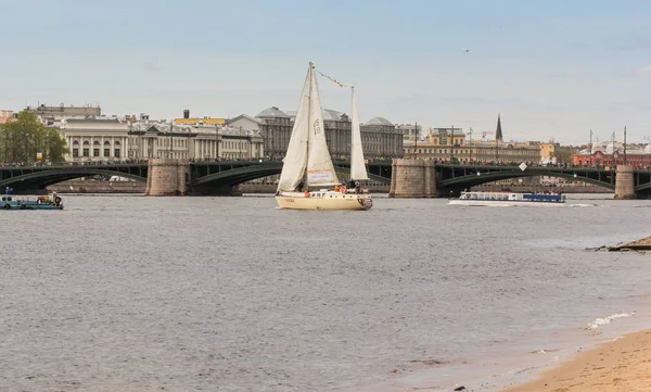 Yacht al Palace Bridge . — Foto Stock