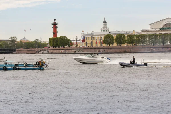 High-speed boat at the point of Vasilievsky Island. — Stock Photo, Image