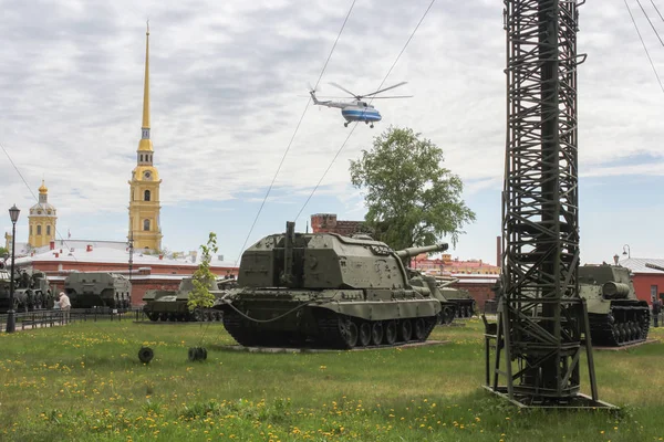 Экспозиция военной техники . — стоковое фото