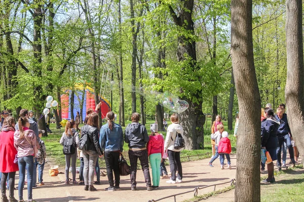 Ludzi w parku Alexander. — Zdjęcie stockowe