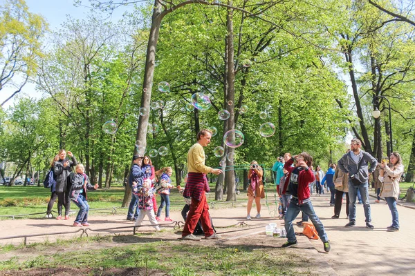 Gençler sabun köpüğü yakalamak.