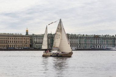 Hermitage arka planda yat.
