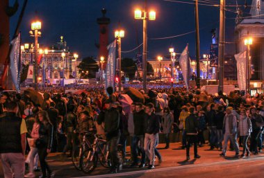 Tatil için toplanan insanlar bir kalabalık.