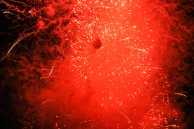 Selam karanlık gökyüzünde bir flaş.