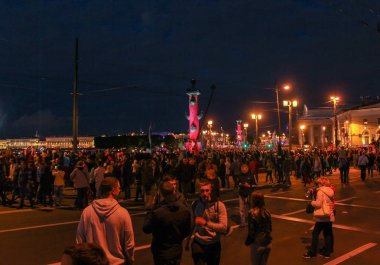Gece kentinde bir kalabalık insanlar.