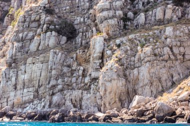 Kıyıya taş kayalar.