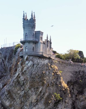 bir kaya üzerinde kale.