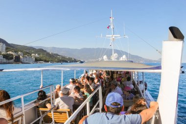 İnsanlar bir deniz yürüyüş.