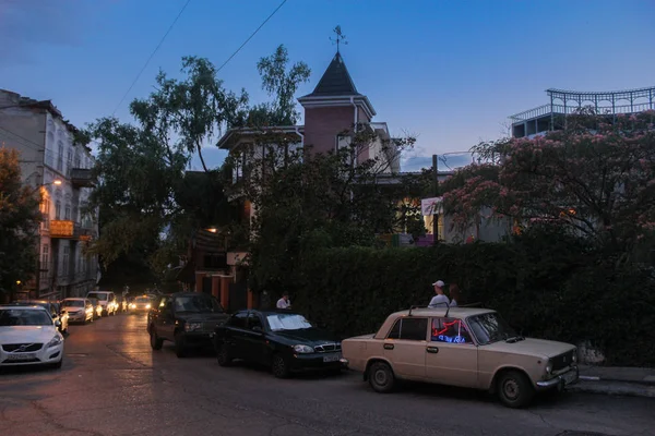 Otomobil akşam sokakta.