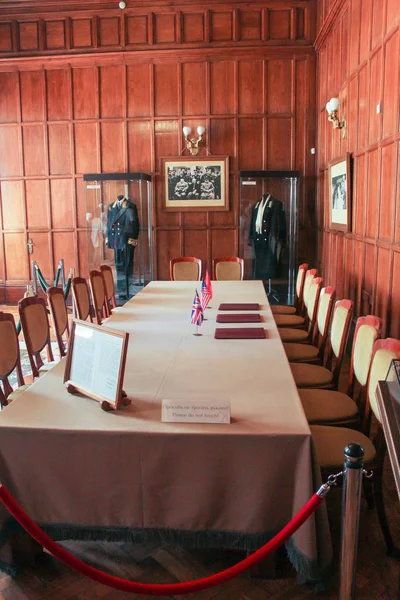 Mesa de reunião no salão . — Fotografia de Stock