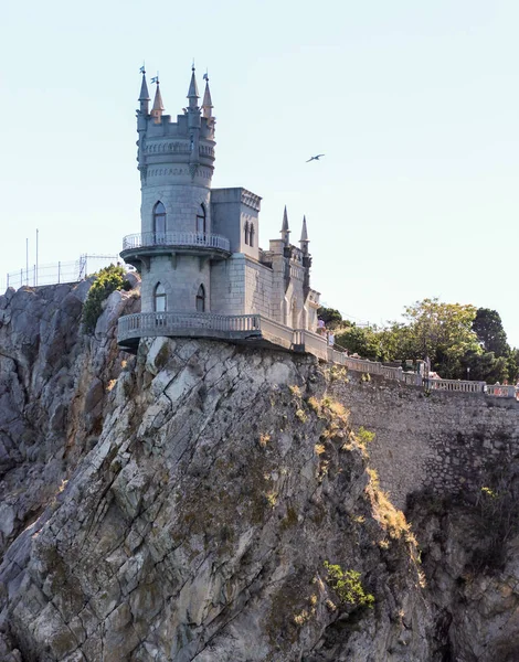 bir kaya üzerinde kale.