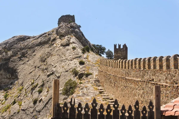 Saat Kulesi taş yolu.