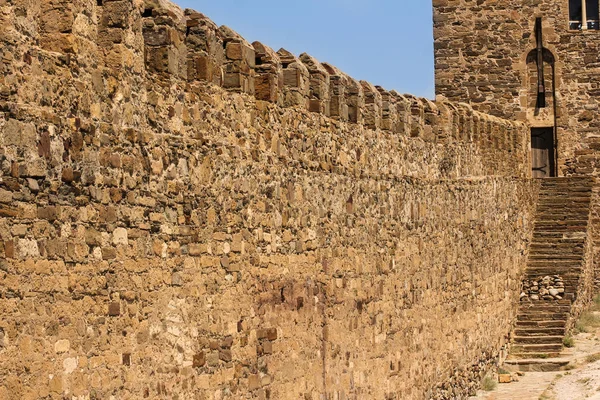 Uma parede de fortaleza com uma escada de pedra . — Fotografia de Stock