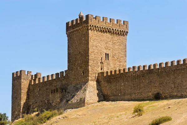 Mur de forteresse avec tours . Photo De Stock