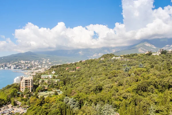 Nubes blancas sobre las montañas. — Foto de Stock