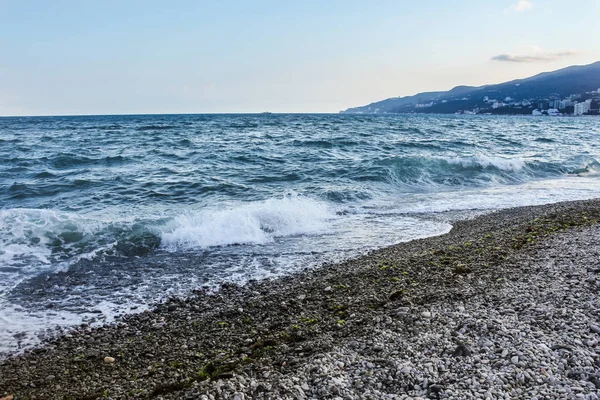 Dalgalar kıyıya rulo.