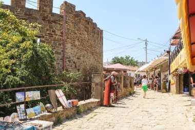 Ortaçağ Arnavut kaldırımlı sokakta.