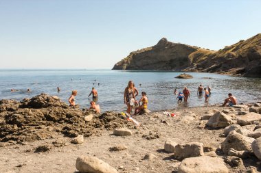 Vahşi bir plajda insanlar.