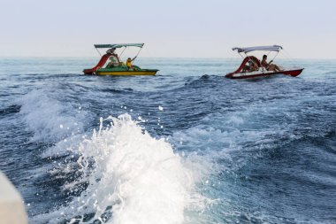 Motorlar içinde denizin.