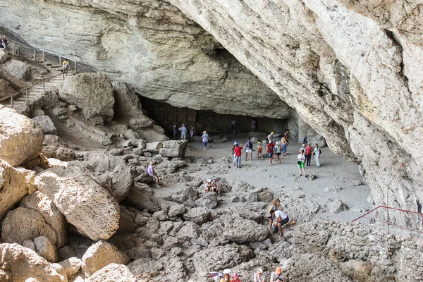Golitsyn grotto, turist bir grup.