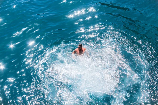 Su yükseklikten dalış sonra kaynar.