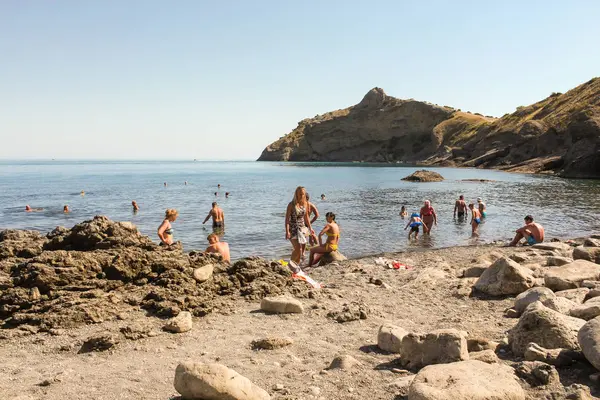 Vahşi bir plajda insanlar.